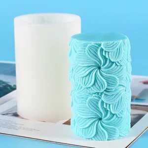 Détail d'un moule en silicone cylindrique avec bougie à relief floral bleu élégante