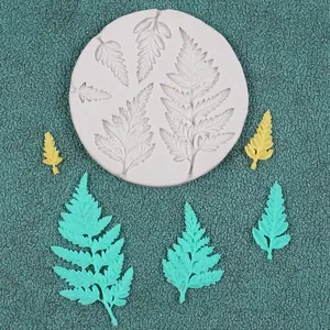 Vista macro detallada del molde de silicona con patrón de hojas y muestras de fondant.