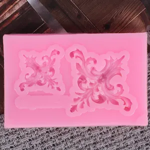 Dettaglio dello stampo in silicone rosa con motivi a rilievo in stile europeo