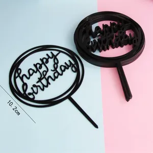 Detailansicht des schwarzen Happy Birthday Tortenaufsatzes mit 10,2 cm Durchmesser