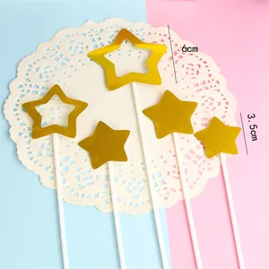 Vue détaillée des décorations de gâteau étoile dorée de 6cm et 3,5cm, styles creux.