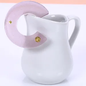 Dettaglio macro di un pendente per orecchini in resina glitter viola su una caraffa.