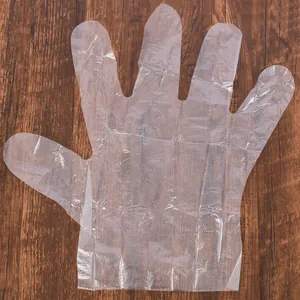 Vista detallada de un guante de plástico transparente desechable para manualidades