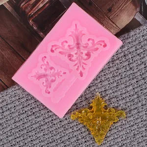 Stampo in silicone con motivi a rilievo barocco e un pezzo colato giallo