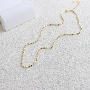 Detailansicht der eleganten goldenen Reiskorn-Halskette mit minimalistischer Textur.