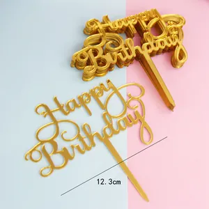 Detailansicht der goldenen Acryl-Kuchendeko 'Happy Birthday' mit 12,3 cm Maßangabe