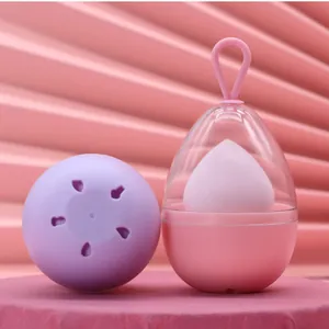 Eivormige make-up sponshouder met roze beautyblender en een handig ophanglusje