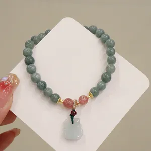 Vista dettagliata del bracciale di giada con quarzo fragola e ciondolo a sacchetto di soldi