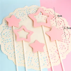 Détail de décorations de gâteau en forme d'étoile rose de tailles variées pour fête