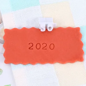 Detailansicht von Kunststoff-Buchstabenstempeln für Abdrücke auf orangefarbenem Fondant