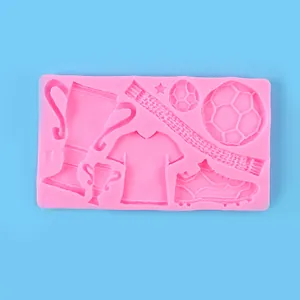 Vista dettagliata dello stampo in silicone rosa a tema calcio per decorazioni torte