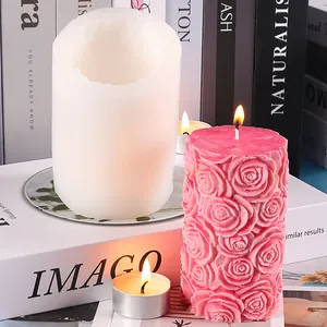 Vue détaillée du moule en silicone rose cylindrique à côté d'une bougie rose finie