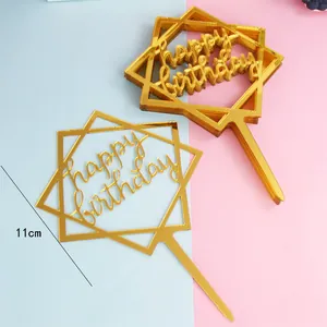 Detailansicht eines 11 cm langen, goldfarbenen Happy Birthday Tortenaufsatzes aus Acryl
