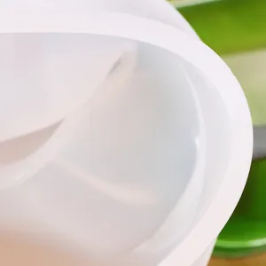 Nahaufnahme des glatten weißen Rands und des Inneren einer runden Silikonharzform.