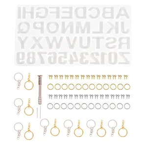 Vue détaillée d'un kit de résine DIY avec moule alphabet, porte-clés et accessoires.