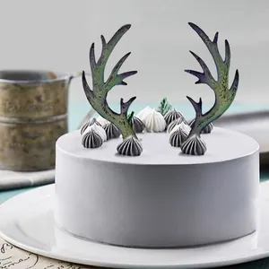 Detalle de astas de reno de resina iridiscente para decoración de tartas elegantes
