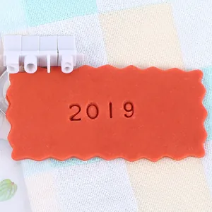 Detaillierte Nahaufnahme des in orangefarbenen Fondant gepressten Zahlenstempels 2019