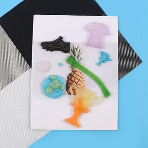 Vari stampi in silicone a tema calcio per decorazioni di torte in fondente e cioccolato.