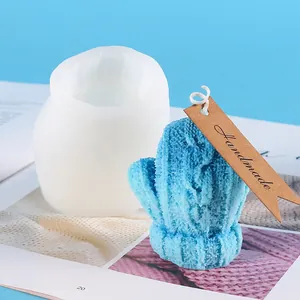 Gedetailleerd overzicht van 3D want-vormige siliconen mal met een blauwe kaars monster