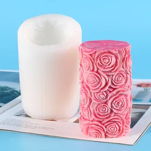 Vue détaillée du moule en silicone cylindrique et de la bougie rose en relief.
