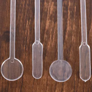 Primer plano de herramientas de mezcla de plástico transparente para resina DIY