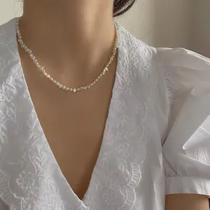 Nahaufnahme der eleganten Textur eines handgefertigten Barockperlen-Chokers am Hals