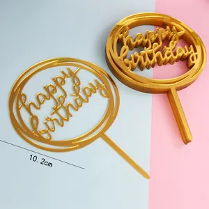 Detailansicht eines goldenen Acryl Happy Birthday Tortenaufsatzes mit 10,2 cm Maß