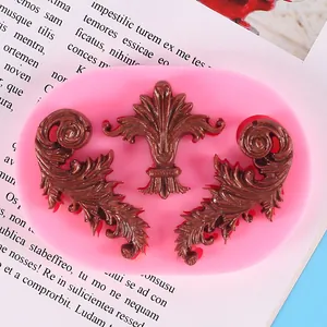 Dettaglio dello stampo in silicone a fiori in rilievo con decorazioni in fondente.