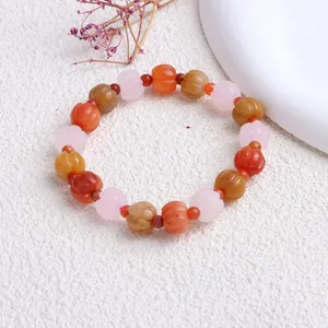 Detailansicht eines Armbands aus Xinjiang-Goldsid-Jade mit kürbisförmigen Perlen.