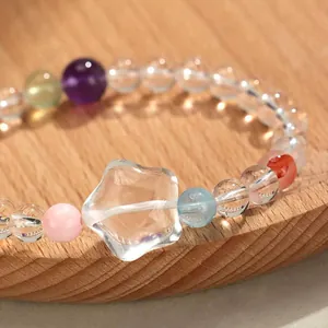 Bracelet fait main en cristal blanc avec perle étoile et pierres multicolores.