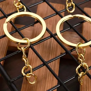 Détail macro de porte-clés en métal doré pour la création de bijoux DIY personnalisés.