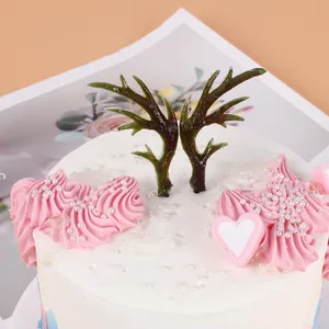 Vista macro detallada de astas de ciervo decorativas en un pastel con crema rosa DIY