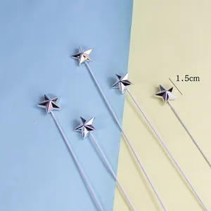 Nahaufnahme der 1,5 cm großen silbernen 3D-Stern-Kuchentopper mit Größenangabe.
