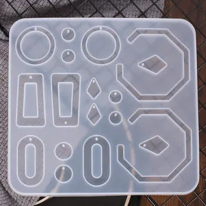 Vista dettagliata di uno stampo in silicone fai-da-te con varie forme geometriche