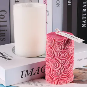 Vue détaillée du moule en silicone et de la bougie rose avec motif de roses deco