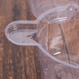 Detalle de primer plano de una taza mezcladora de plástico transparente con pico para resina