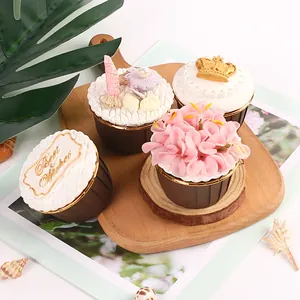 Vue détaillée de caissettes à cupcakes en papier marron avec décors de glaçage élégants