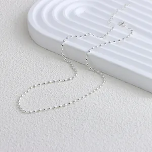 Detailansicht einer minimalistischen, silberfarbenen Reiskorn-Halskette für Damen