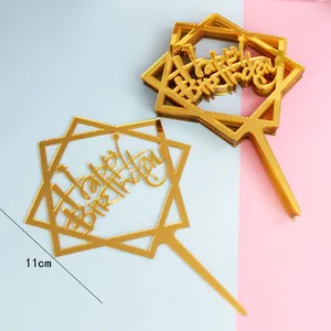 Detailansicht eines goldenen Happy Birthday Tortenaufsatzes aus Acryl mit 11 cm Angabe