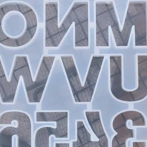 Détail macro du moule en silicone alphabet translucide pour bijoux en résine DIY