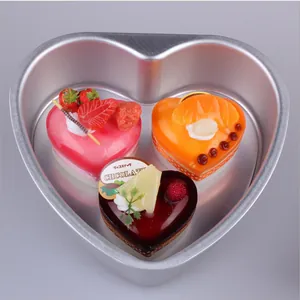 Hartvormige bakvorm van aluminiumlegering voor cake, met drie mooie mousse-gebakjes