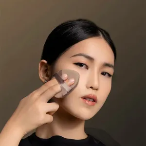 Primo piano della spugnetta per trucco a doppio nastro per un finish base perfetto.