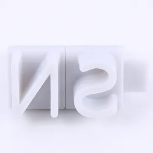 Detailansicht weißer Kunststoff-Buchstabenstempel für Fondant und Keksdekoration