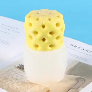 Detailopname van een witte siliconen mal en een gele kaars met gecapitonneerd patroon