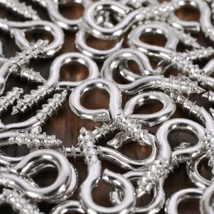 Primer plano de cáncamos de tornillo de metal plateado para joyería y manualidades