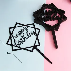 Detailansicht der 11 cm langen Happy Birthday Kuchendeko aus schwarzem Acryl für Torten.