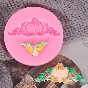 Dettaglio dello stampo in silicone rosa con intricato rilievo europeo per decorazione.