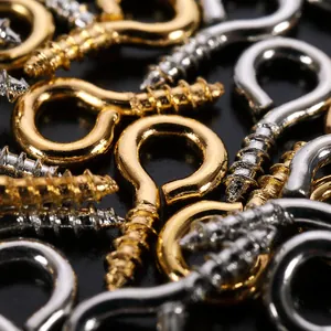 Gros plan détaillé de pitons à vis métalliques dorés et argentés pour bijoux DIY.