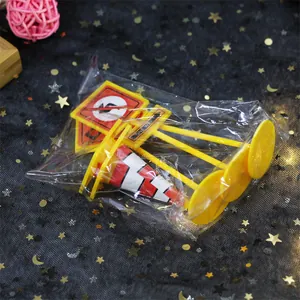 Juego de señales de tráfico y barricadas de plástico en miniatura para pasteles