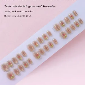 Detailansicht von 30 Katzenaugen-Blush-Nägeln mit zarten Tulpenmustern für Maniküre